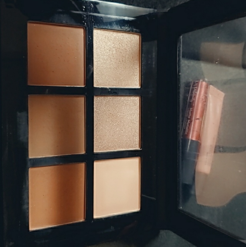 Makeup Bundle!๐๐
- Picture 2 of 6